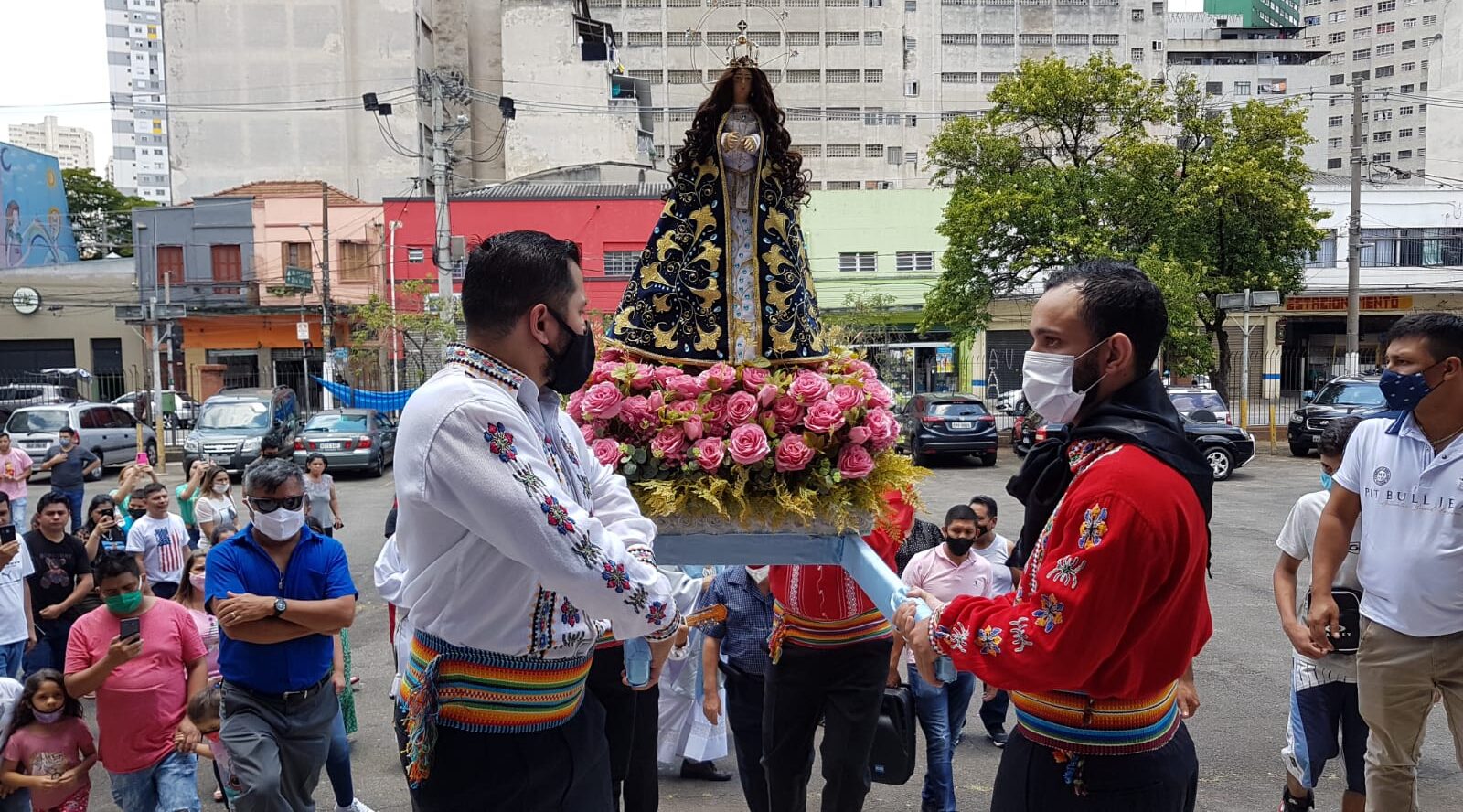 Comunidade paraguaia reunida diante de la Virgen de Caacupé