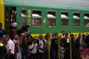 Migrantes Significado - Migrantes no trem e em fila Fonte Superinteressante