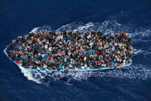 O que é migrantes - Migrantes em barco no mar Fonte Veja